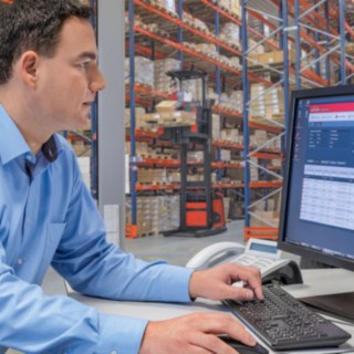 Flottenmanager mit connect: Software Flottenmanager blickt auf Bildschirm mit connect: Flottenmanagement-Software